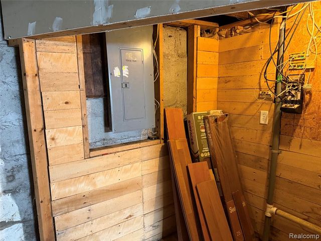 909 Pine Street, Port Huron, MI 48060