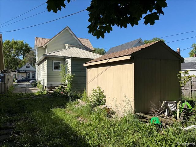 909 Pine Street, Port Huron, MI 48060