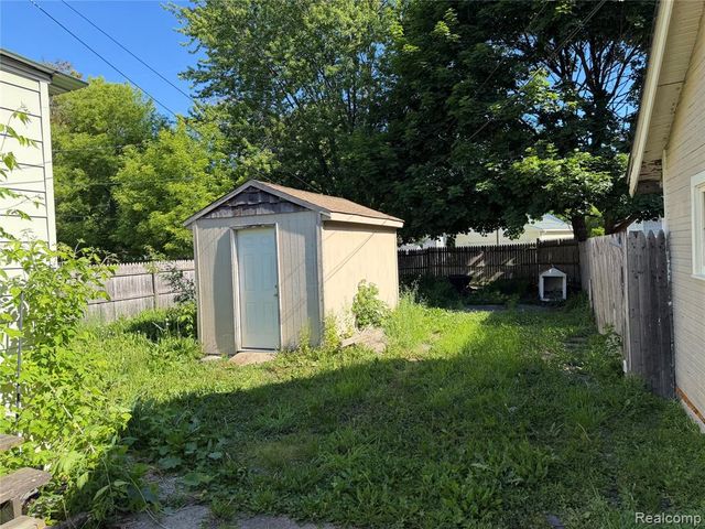 909 Pine Street, Port Huron, MI 48060