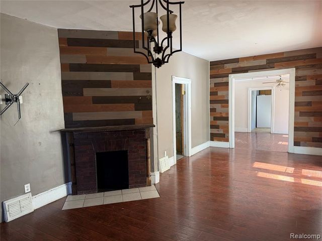 909 Pine Street, Port Huron, MI 48060