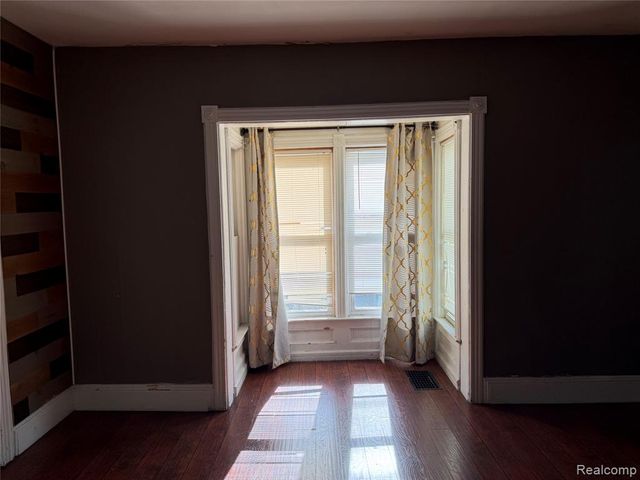 909 Pine Street, Port Huron, MI 48060