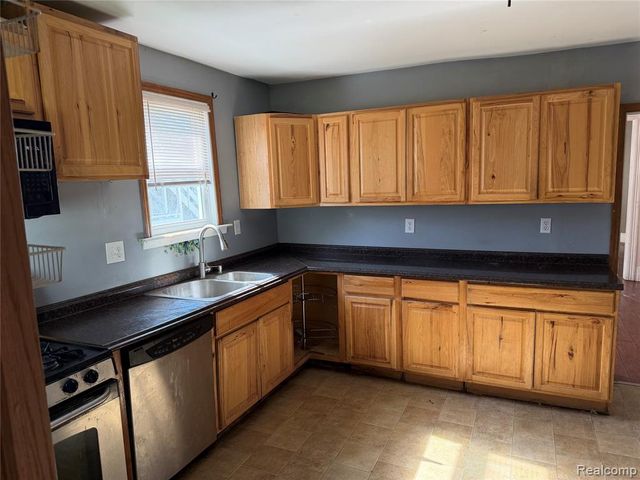 909 Pine Street, Port Huron, MI 48060