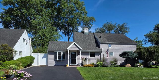 140 Springtime Lane W, Levittown, NY 11756
