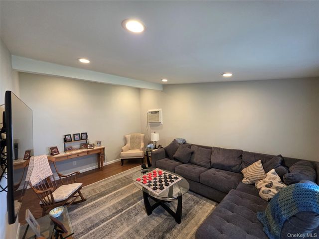 140 Springtime Lane W, Levittown, NY 11756