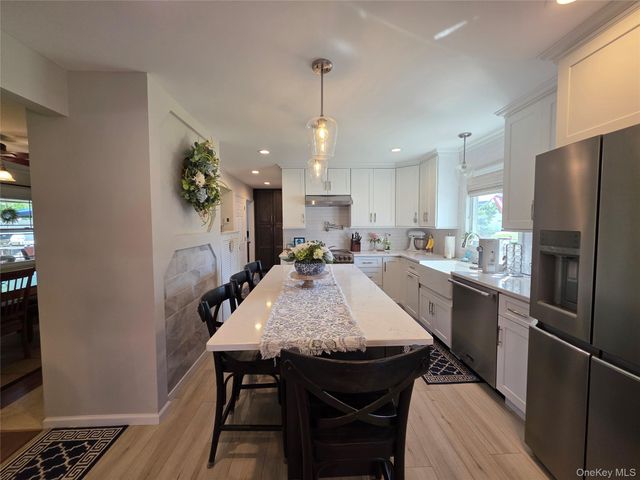 140 Springtime Lane W, Levittown, NY 11756