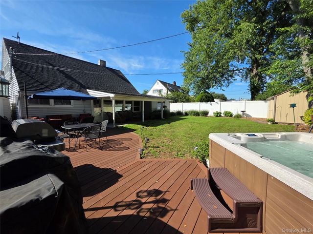 140 Springtime Lane W, Levittown, NY 11756