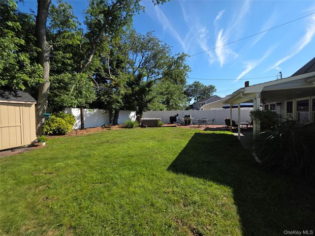 140 Springtime Lane W, Levittown, NY 11756
