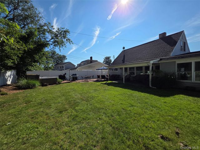 140 Springtime Lane W, Levittown, NY 11756
