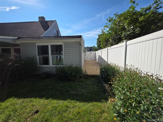 140 Springtime Lane W, Levittown, NY 11756