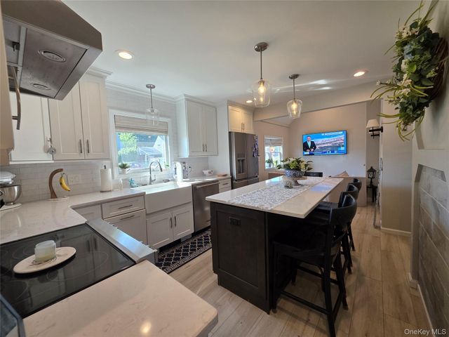 140 Springtime Lane W, Levittown, NY 11756