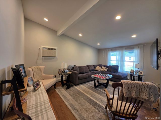 140 Springtime Lane W, Levittown, NY 11756