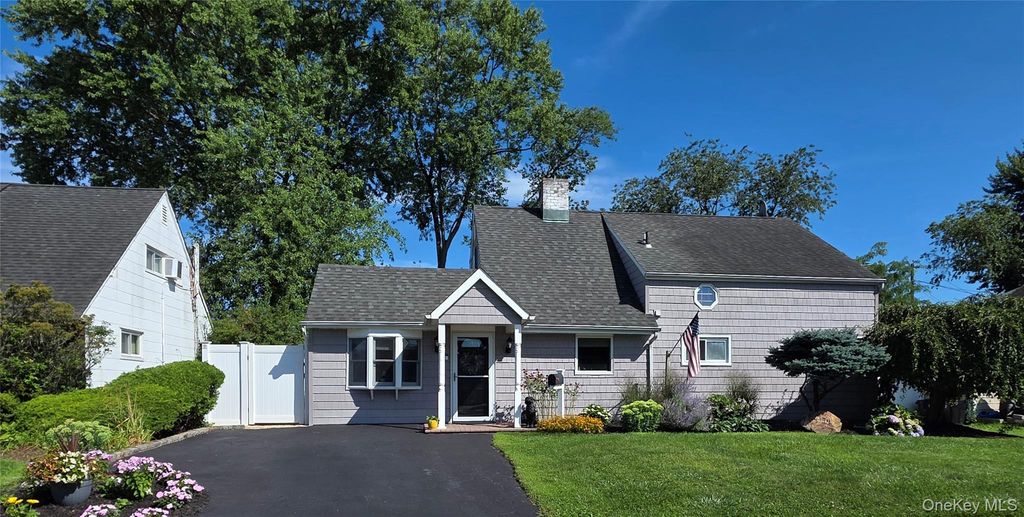 140 Springtime Lane W, Levittown, NY 11756 — photo 2