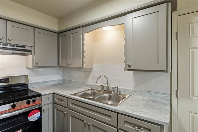 4816 NW Ozmun, Lawton, OK 73505