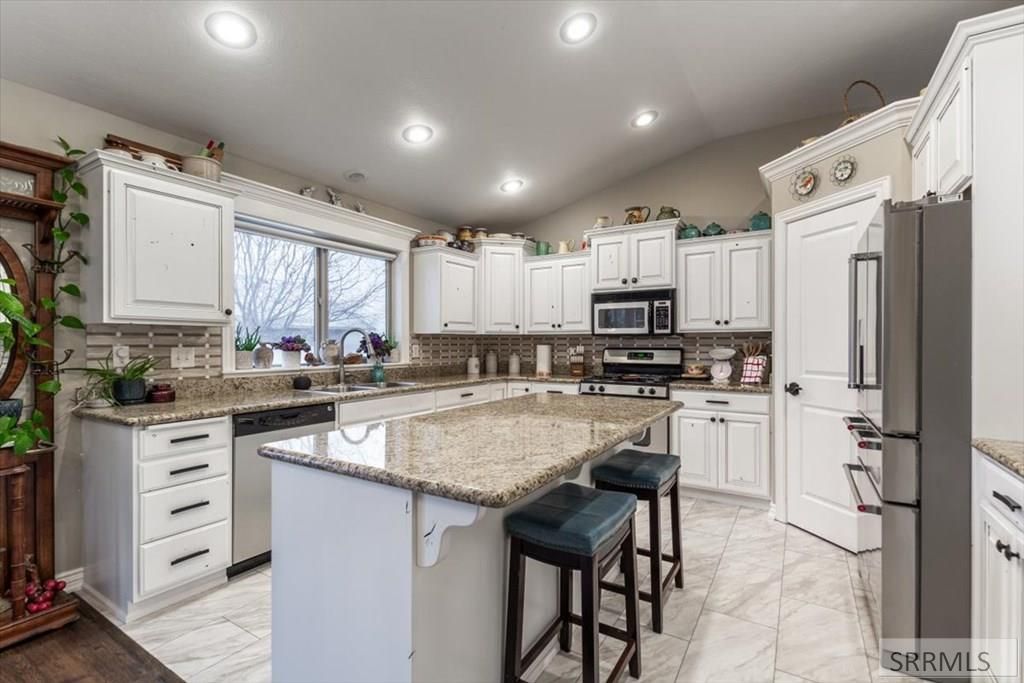 Image 10 of property listing at 1649 Sunny Pine Way, Idaho Falls, ID 83404