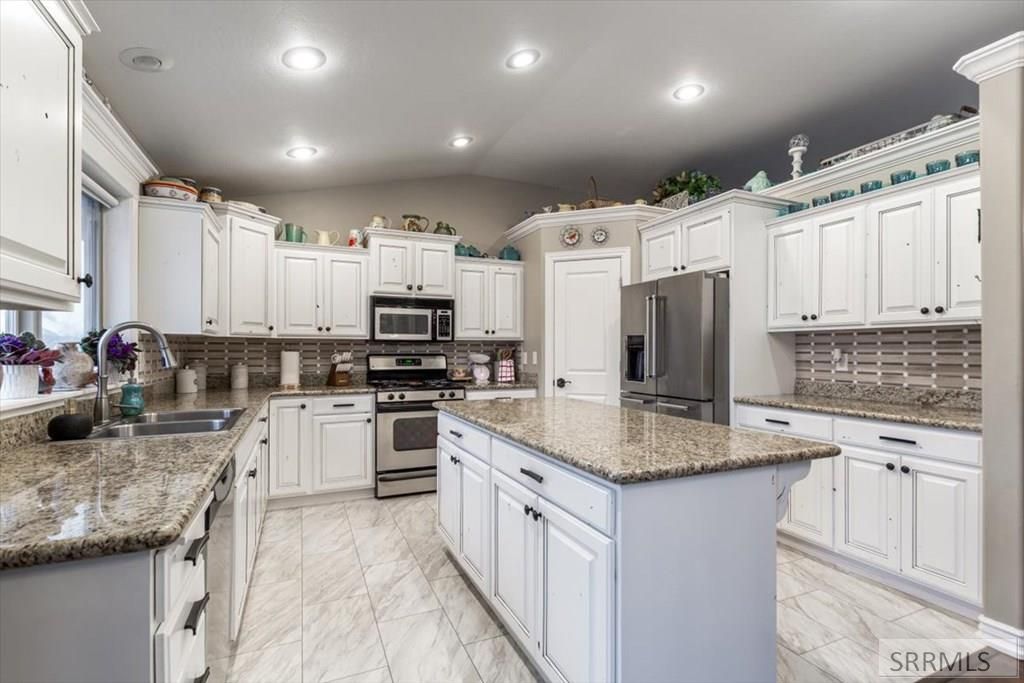 Image 11 of property listing at 1649 Sunny Pine Way, Idaho Falls, ID 83404