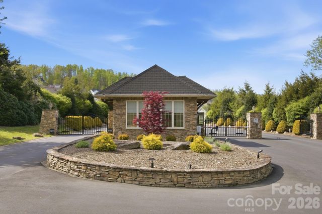 82 Blacksmith Run Drive, Hendersonville, NC 28792