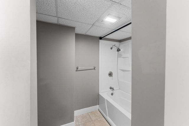 2913 Avalon Drive, Bettendorf, IA 52722