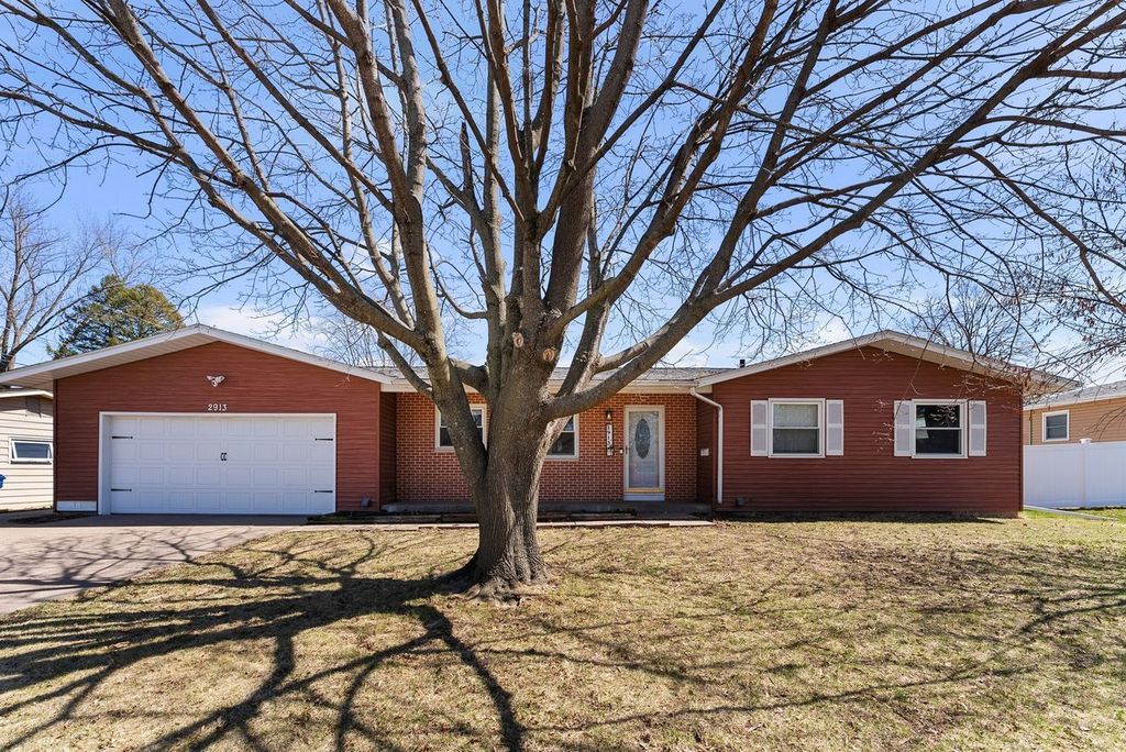 2913 Avalon Drive, Bettendorf, IA 52722