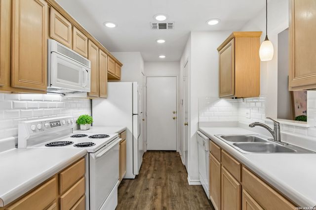 6058 Gaelic, San Antonio, TX 78240