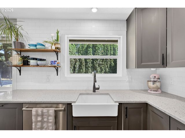 985 Nw 3RD St, Gresham, OR 97030