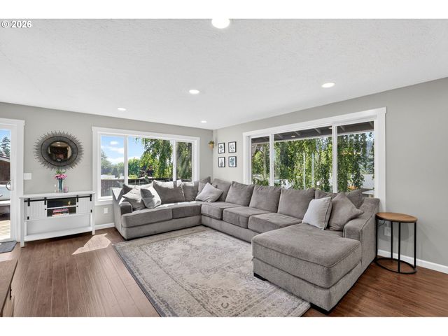 985 Nw 3RD St, Gresham, OR 97030