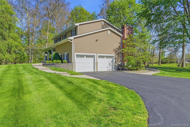 36 River Glen Road, Wallkill, NY 12589