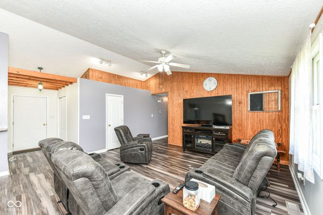 8989 W 1400 N, Elwood, IN 46036