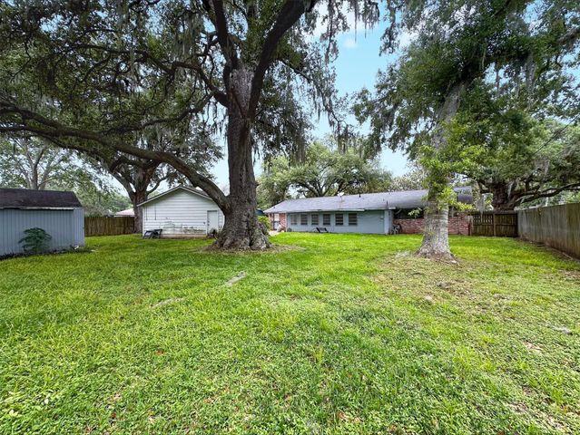 127 Begonia Street, Lake Jackson, TX 77566