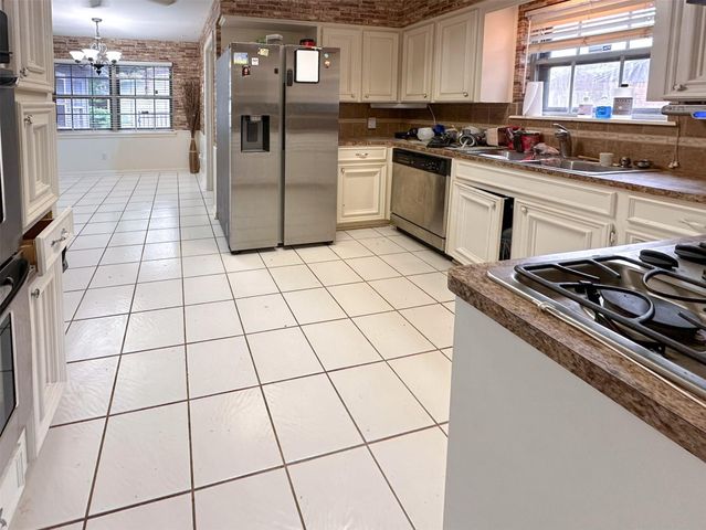 127 Begonia Street, Lake Jackson, TX 77566