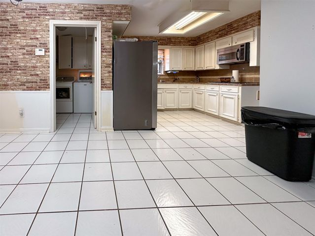 127 Begonia Street, Lake Jackson, TX 77566