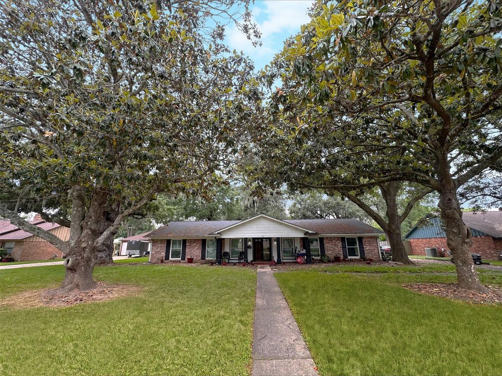 127 Begonia Street, Lake Jackson, TX 77566