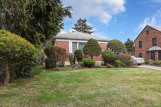 97 Vanderbilt Avenue, Manhasset, NY 11030