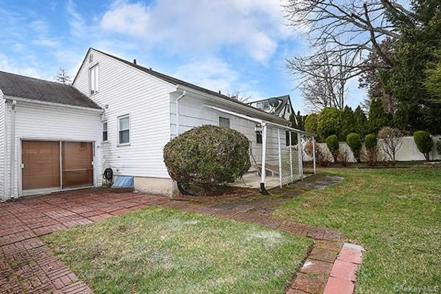 97 Vanderbilt Avenue, Manhasset, NY 11030
