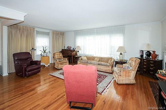 97 Vanderbilt Avenue, Manhasset, NY 11030