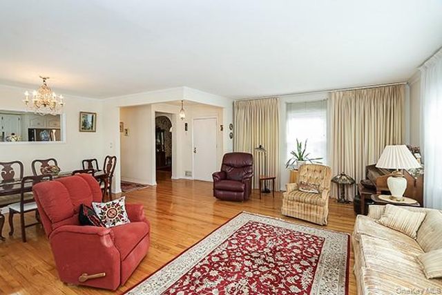 97 Vanderbilt Avenue, Manhasset, NY 11030