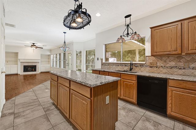 330 Welford Lane, Highlands, TX 77562