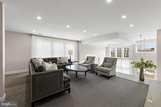 10 WHITECAPS TERR, Barnegat, NJ 08005