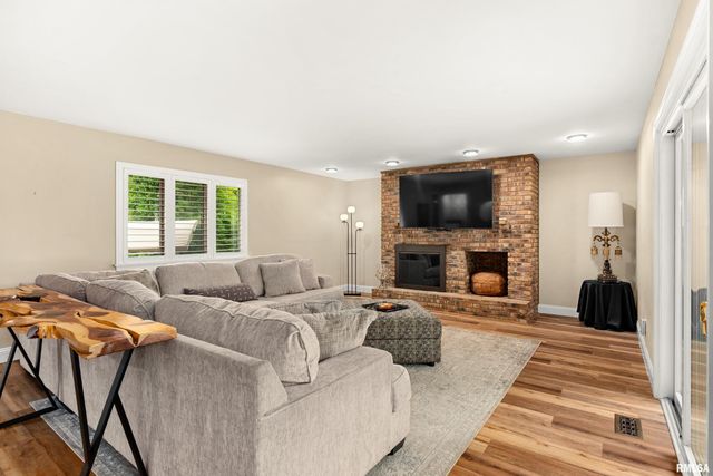 210 E MORNINGSIDE Drive, Peoria, IL 61614