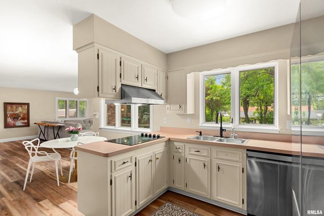 210 E MORNINGSIDE Drive, Peoria, IL 61614