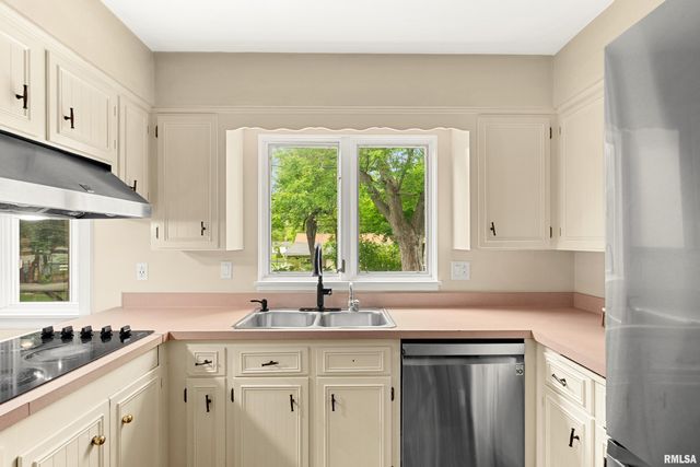 210 E MORNINGSIDE Drive, Peoria, IL 61614