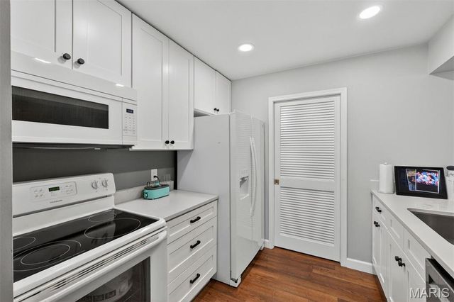 10956 Village Grove Drive I, St Louis, MO 63123