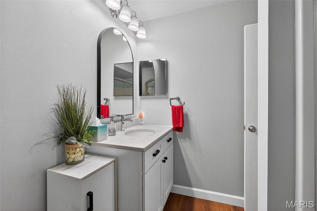 10956 Village Grove Drive I, St Louis, MO 63123