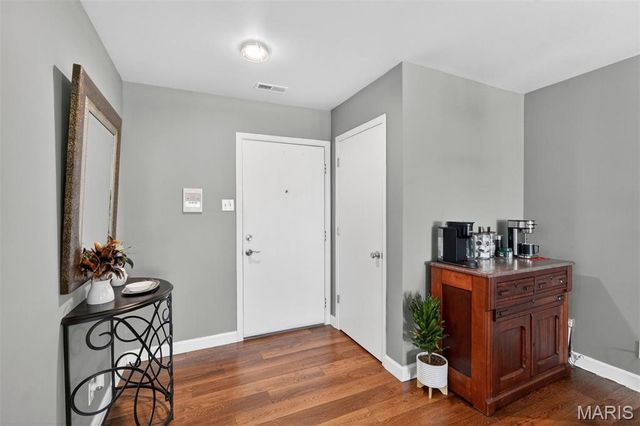 10956 Village Grove Drive I, St Louis, MO 63123