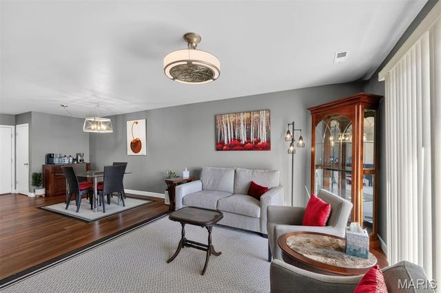 10956 Village Grove Drive I, St Louis, MO 63123