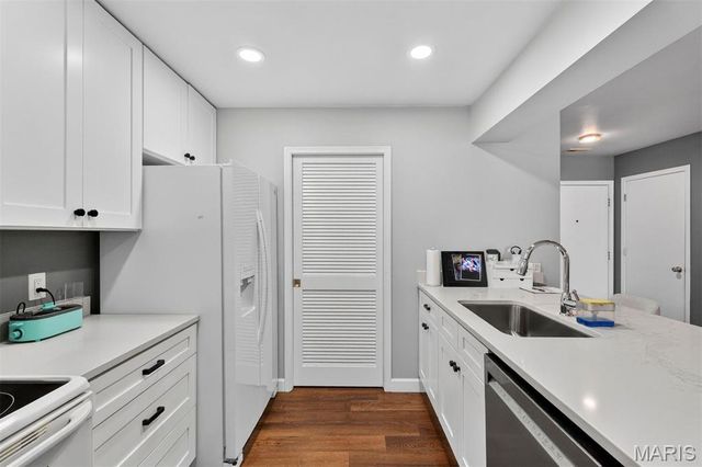 10956 Village Grove Drive I, St Louis, MO 63123