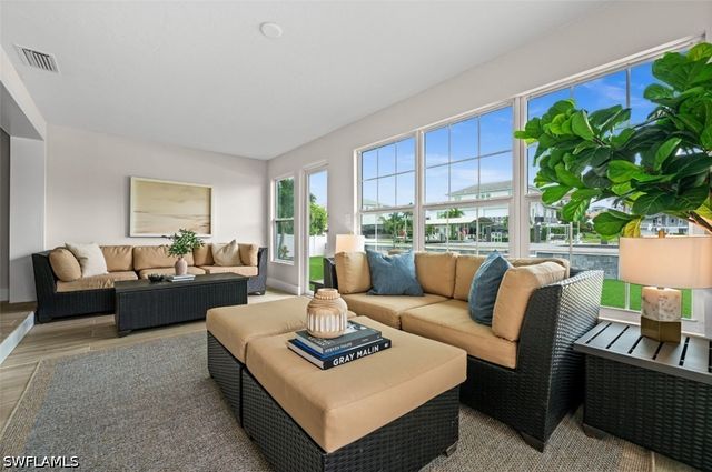 373 Egret AVE, Naples, FL 34108