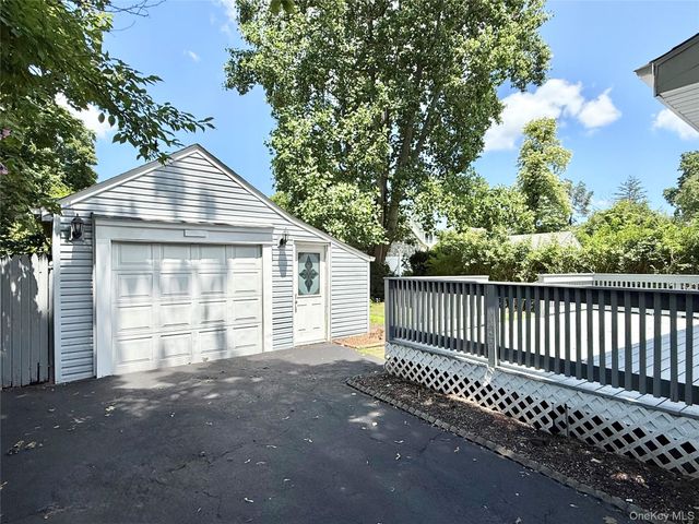20 Baylis Place, Syosset, NY 11791