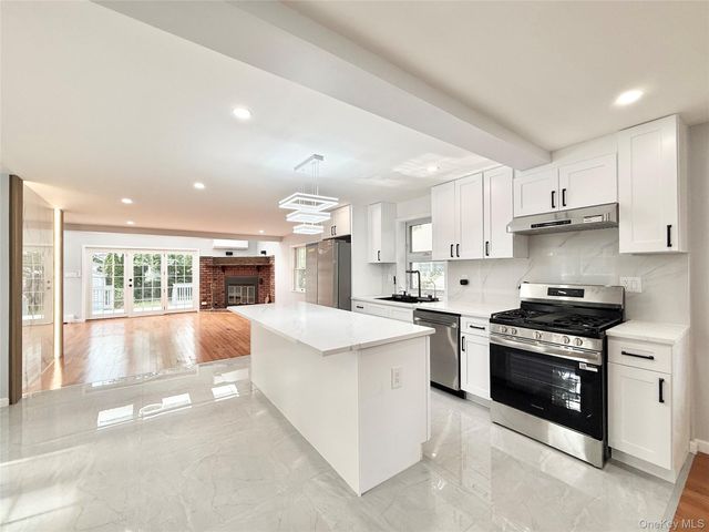 20 Baylis Place, Syosset, NY 11791