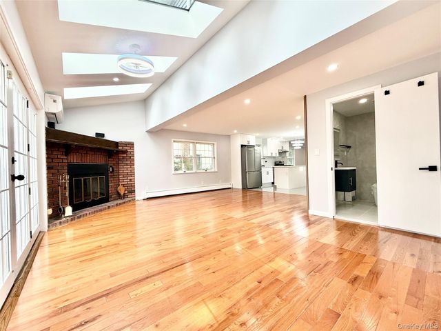 20 Baylis Place, Syosset, NY 11791