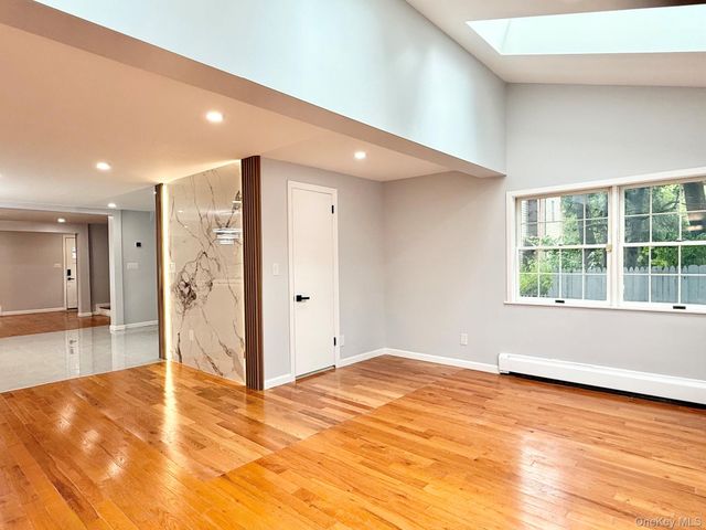 20 Baylis Place, Syosset, NY 11791